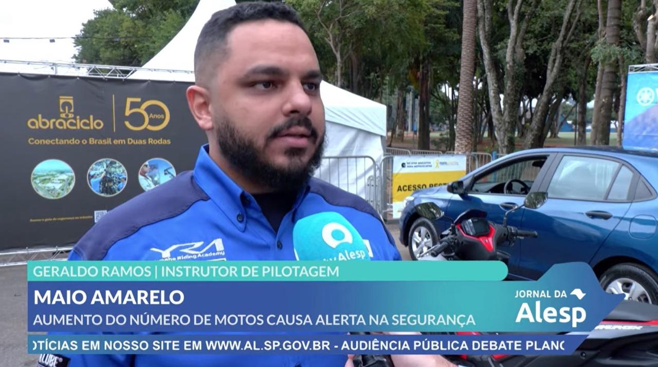 Geraldo Ramos concedendo entrevista como instrutor de pilotagem