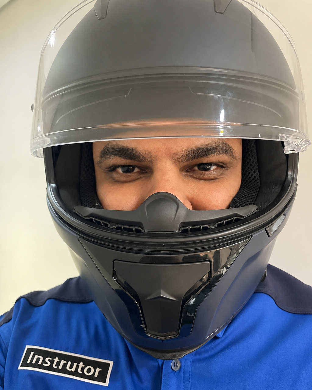 Geraldo Ramos, instrutor particular de pilotagem, usando capacete de moto